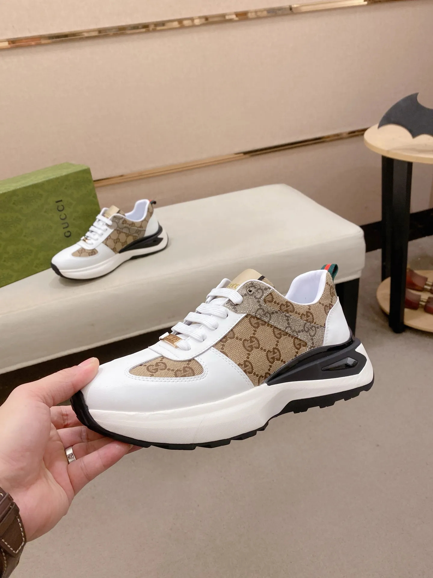 Factory price 442 men's shoes 💰New GUCCI (Gucci) counters are on the market at the same time, new men's shoes, 😘fabrics are selected imported cowhide, lining: sheepskin lining. 👍🏿 High-end ☄️ air-cushion molded anti-slip rubber outsole, exquisite lines, simple and elegant, comfortable and high-end for leisure travel. Code number: 38 to 44 (45 can be customized and cannot be returned or exchanged)